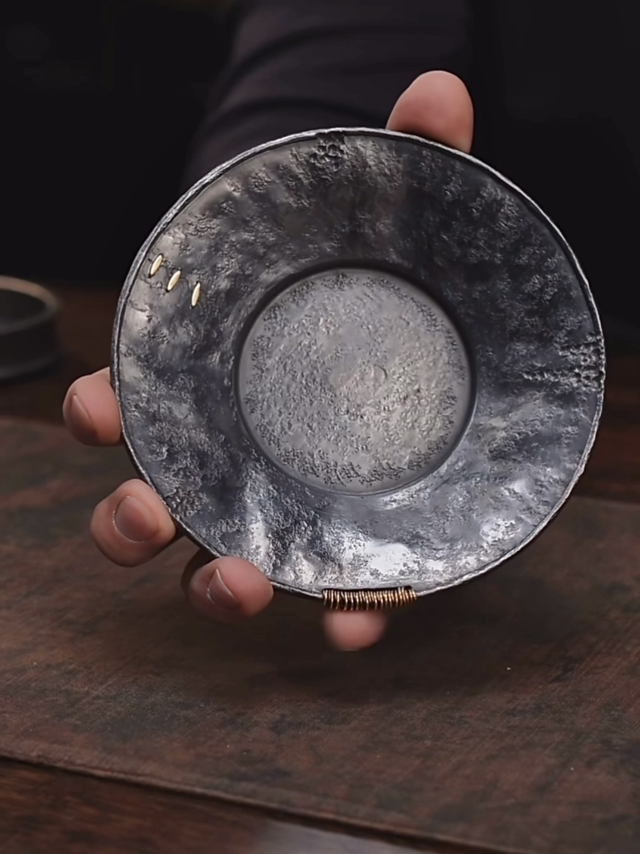 手工锻打锡器姹寂风补丁圆形干泡台紫砂锡壶承黄铜锔钉茶盘点心盘