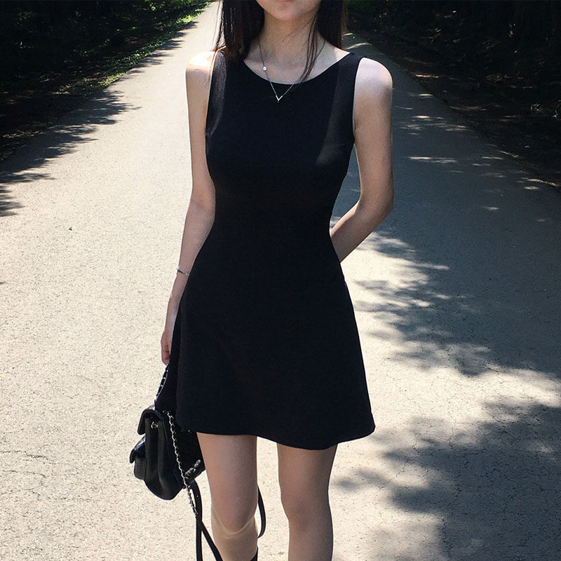 法式一字肩无袖连衣裙女夏小个子气质收腰背心裙显瘦吊带小黑裙