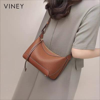 Viney包包2026新款女包夏季真皮单肩斜挎包高级感腋下法棍包小包