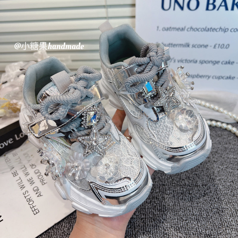 女童鞋子2026新款春款银色运动鞋儿童炸街老爹鞋春季女孩网面透气