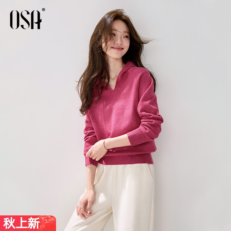 [新品]OSA欧莎玫红色v领连帽针织衫女2025年秋装新款慵懒软糯毛衣