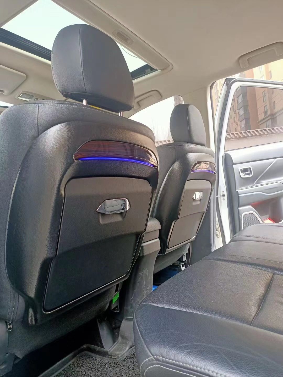 适用于现代英菲尼迪依维柯金龙一汽中华后排折叠小桌版小桌子改装