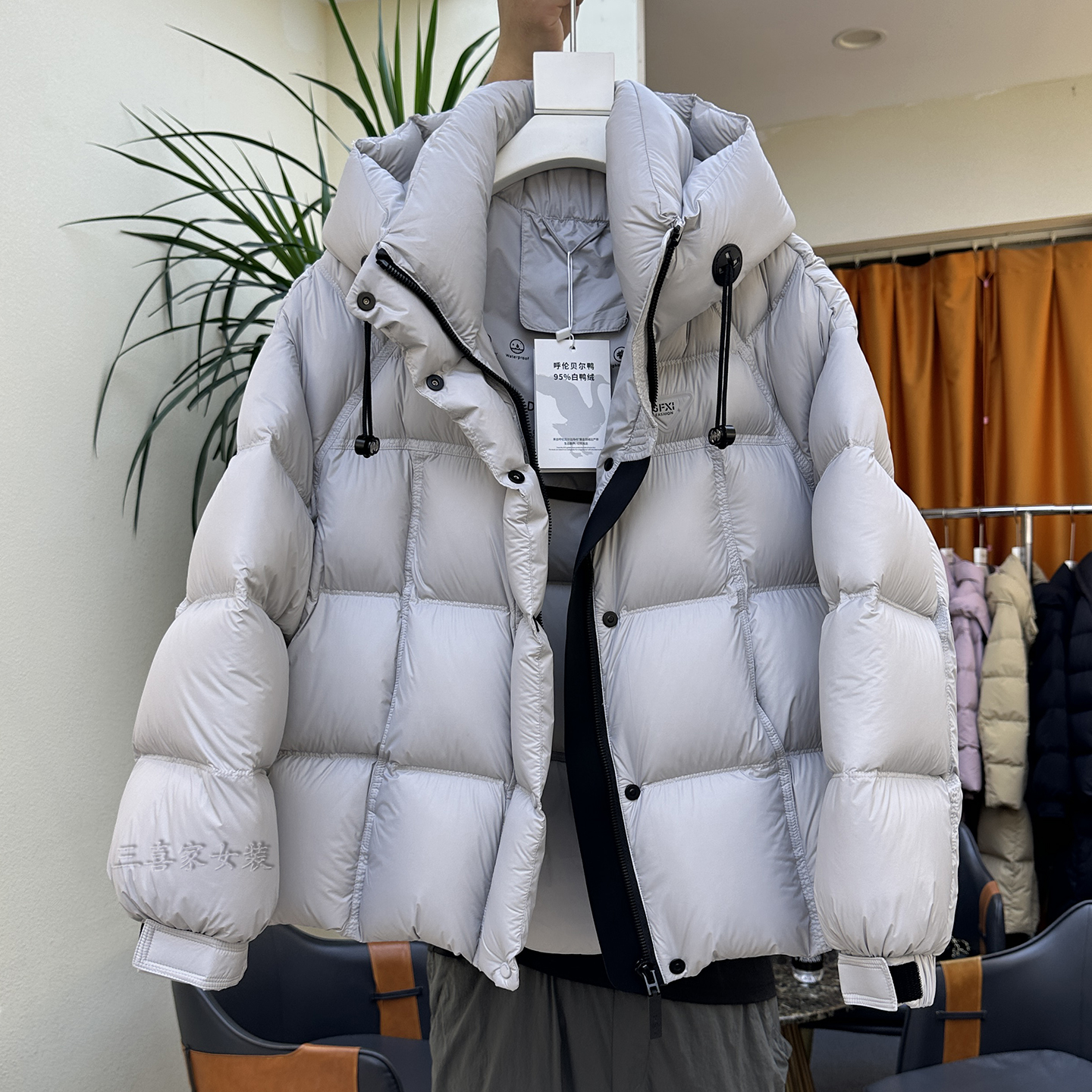 95%白鸭绒连帽加厚羽绒服女短款