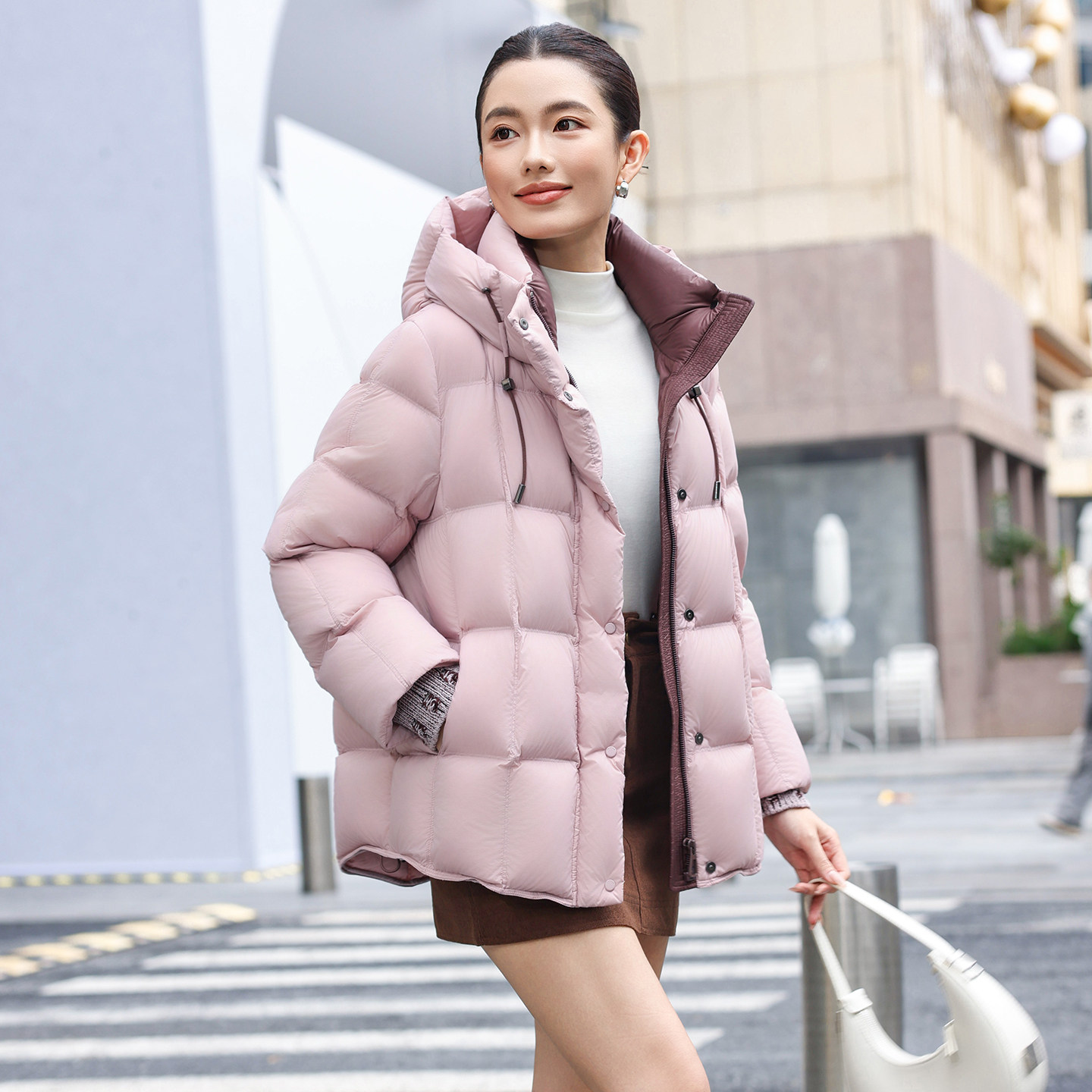 95%白鸭绒撞色连帽加厚羽绒服女