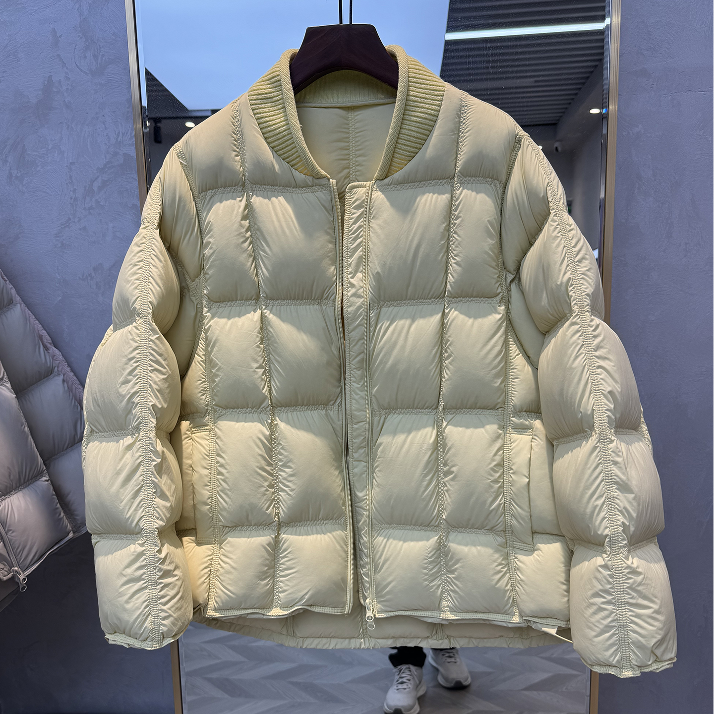 90白鸭绒宽松棒球领短款羽绒服女