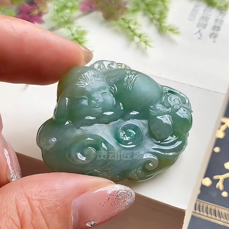 萌系迷彩绿猴子翡翠挂件