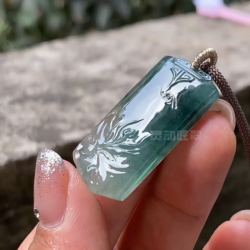 种飘花仿古无事牌兰花翡翠吊坠