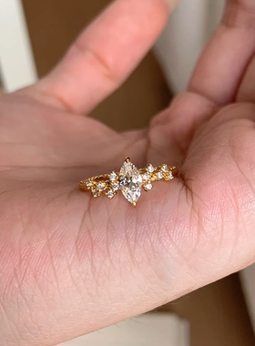 繁星异形马眼钻戒复古轻奢金色仿真钻石戒指女小众设计感婚戒道具