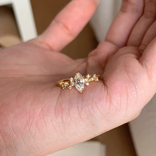 繁星异形马眼钻戒复古轻奢金色仿真钻石戒指女小众设计感婚戒道具