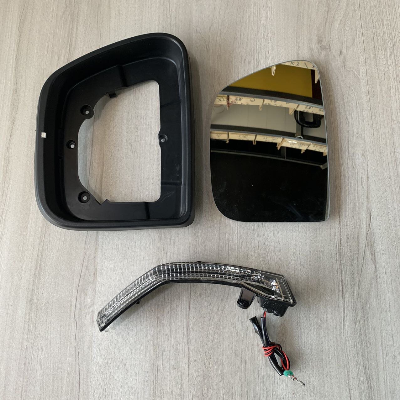 适用瑞驰EC75倒车镜后视镜总成白色带漆玻璃镜片黑色镜框和转向灯