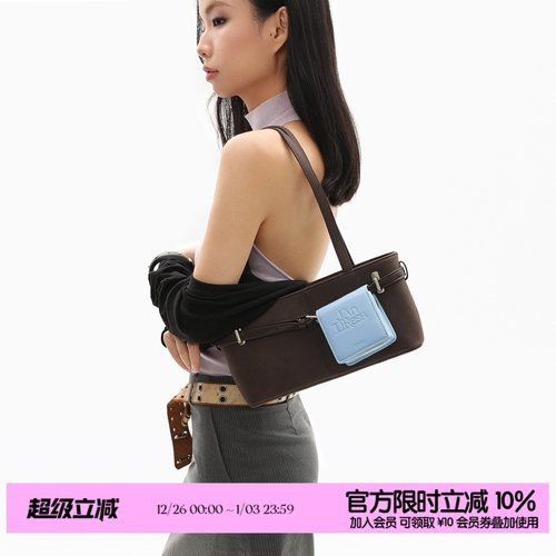 简着25AW 原创 麂皮棕 贝里尼尼 摩登通勤皮带装饰单肩腋下法棍包
