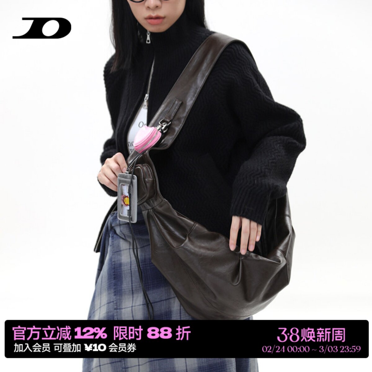 简着 /原创 塔塔皮耶 油褐咖宽肩带褶皱多挂扣软皮牛角斜挎饺子包