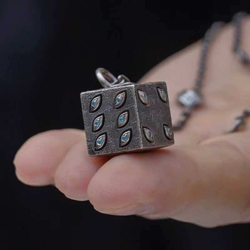 动漫游戏周边《咒术回战》五条悟眼睛骰子吊坠项链时尚痞帅潮颈链