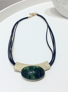 绿色半宝石亚克力多层次黑绳项链