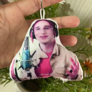 丹尼尔低音炮歌手猎奇表情发声挂件会唱歌语音钥匙扣网红搞笑玩具