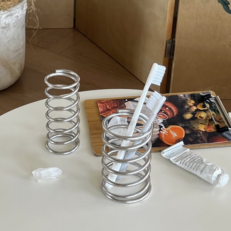 ins风简约不锈钢收纳架牙刷架子置物架化妆刷收纳筒创意弹簧笔筒
