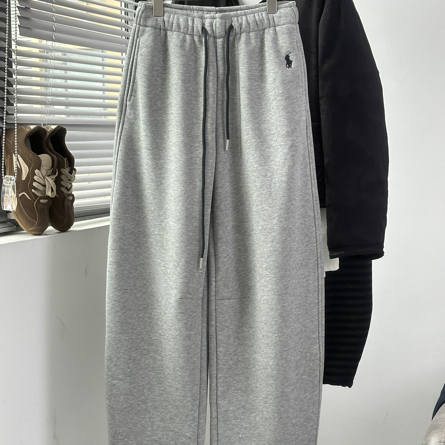 欧洲站加绒加厚松紧腰抽绳窄版阔腿弯刀卫裤女冬季简约舒适长裤子