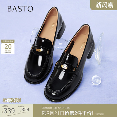 百思图春款牛皮亮面粗跟乐福鞋