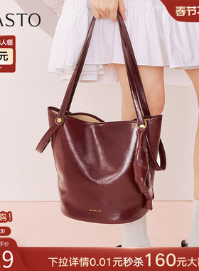 百思图2025春商场新款简约大容量红色水桶包单肩斜挎包女X3658AX5
