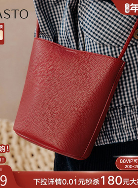 百思图26春商场新款时尚纯色百搭水桶包简约通勤单肩包女TY084AX6