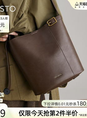 百思图冬季新款简约时尚通勤大容量水桶包单肩斜挎包女X3584DX4