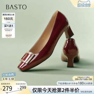 百思图2026春新款气质通勤方扣红色婚鞋粗跟女高跟鞋单鞋K5803AQ6