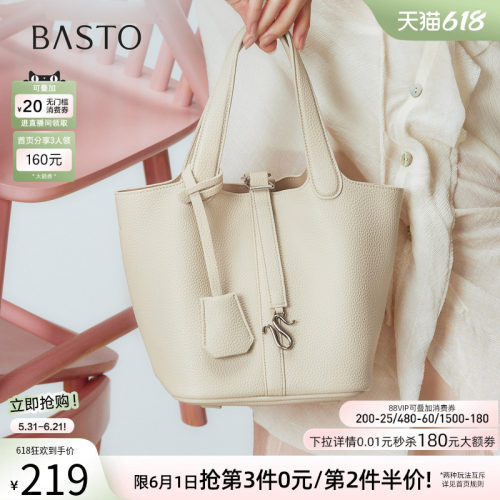 百思图25秋新款通勤水桶包女