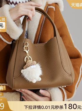 百思图春商场同款可爱卡通玩偶手拎包水桶包单肩斜挎包女X3234AX4