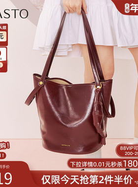 百思图2025春商场新款简约大容量红色水桶包单肩斜挎包女X3658AX5