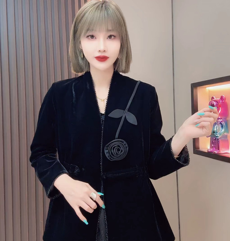 欧货春夏新款黑色丝绒西装外套女短款气质时尚高级感花装饰短上衣