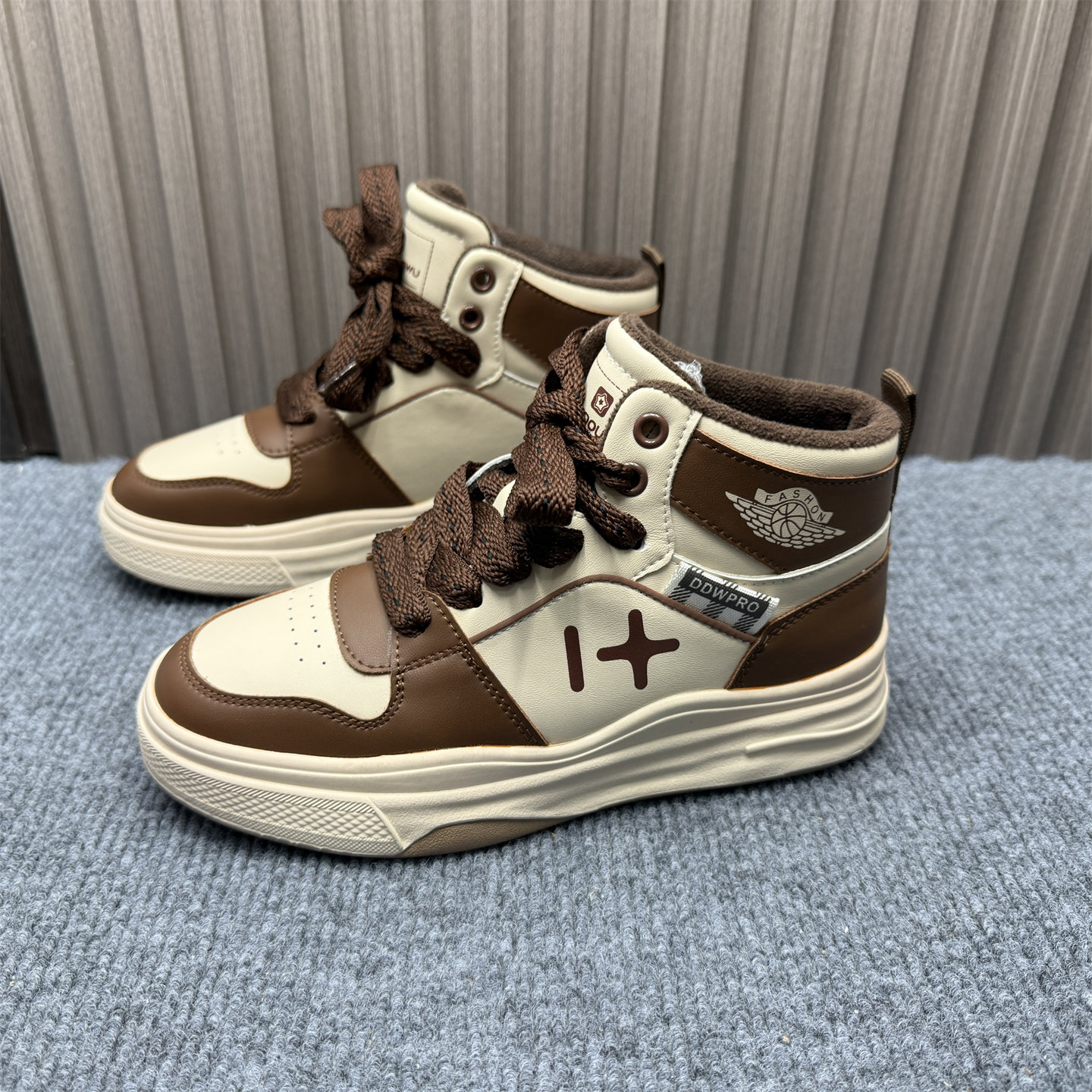 断码处理加绒休闲高帮板鞋女2025冬季新款拼色交叉绑带百搭运动鞋