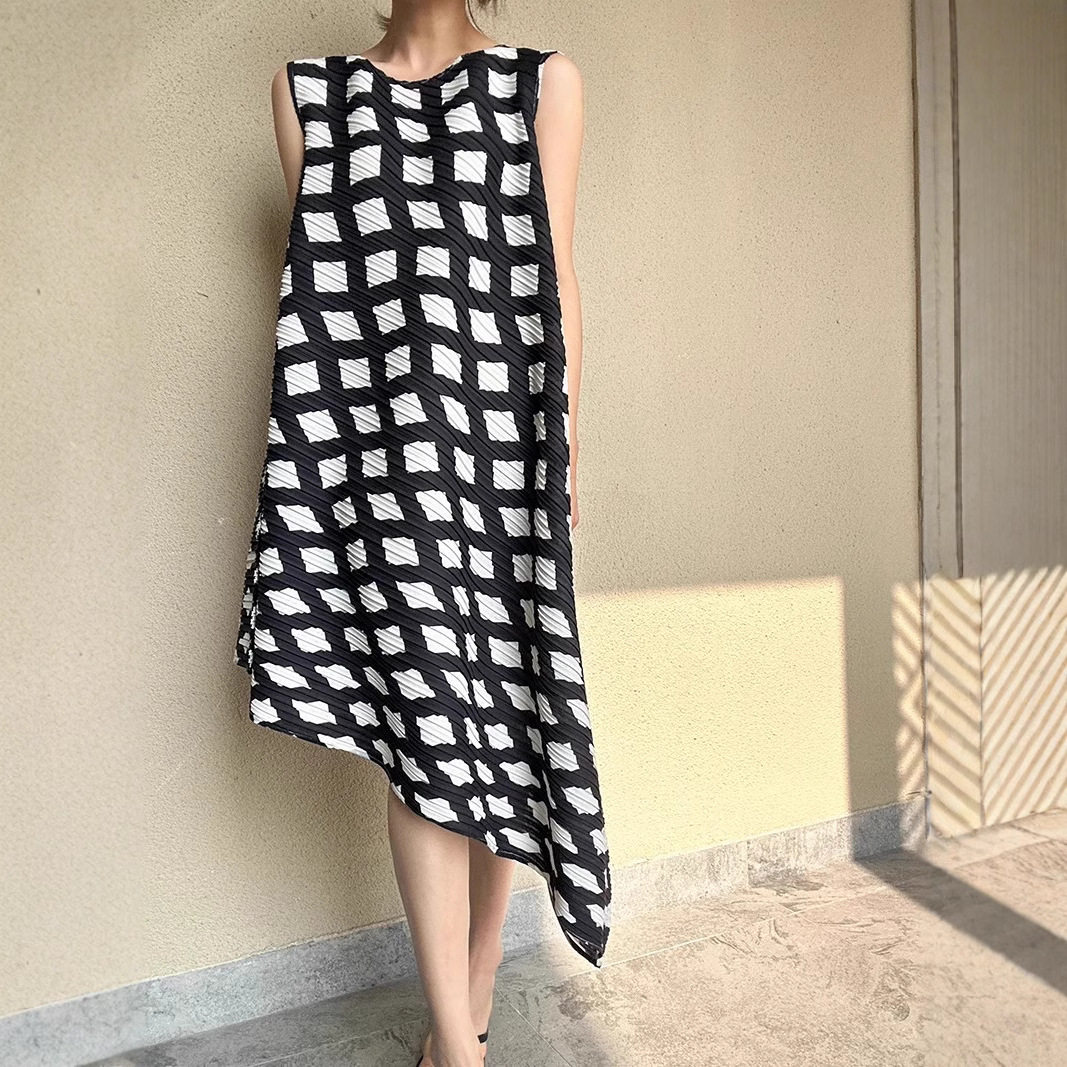 日系主线褶皱印花连衣裙女夏款宽松设计感不规则无袖格子连衣裙