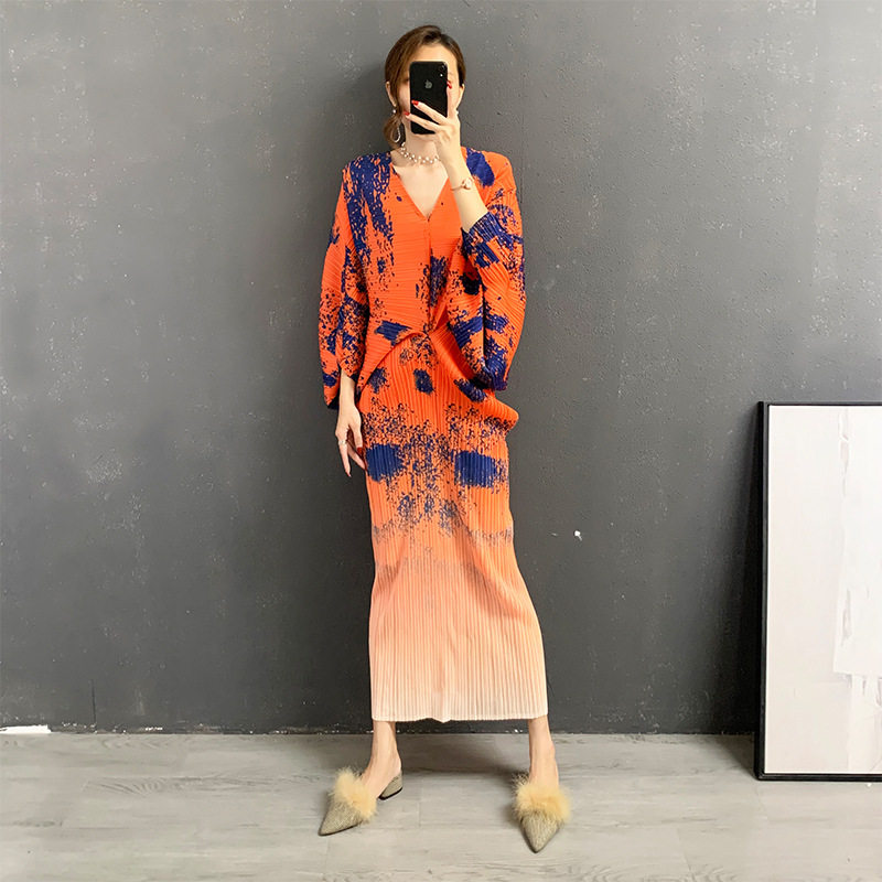 褶皱蝙蝠袖印花连衣裙女秋新款气质大码v领时尚显瘦长裙优质日韩