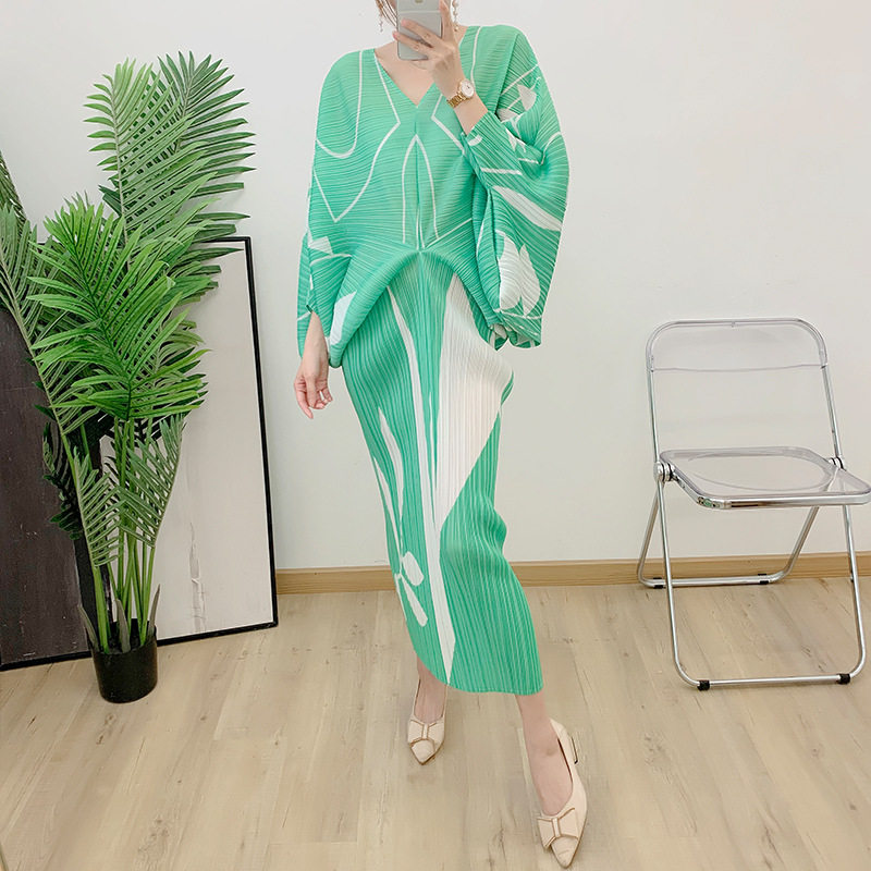 褶皱连衣裙春夏新款蝙蝠袖印花宽松显瘦v领百褶长裙子优质日韩
