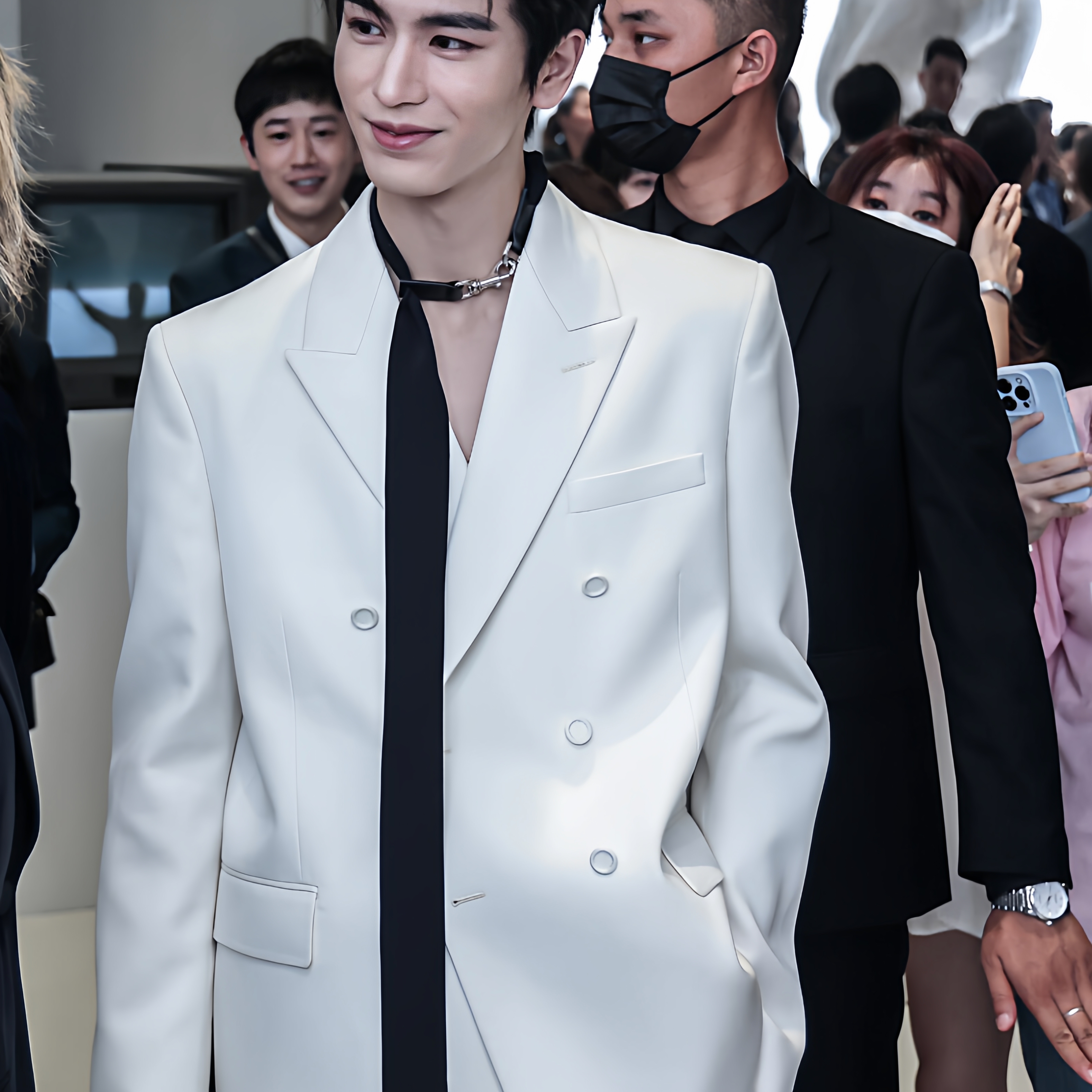 张凌赫同款白色英伦修身男士西装