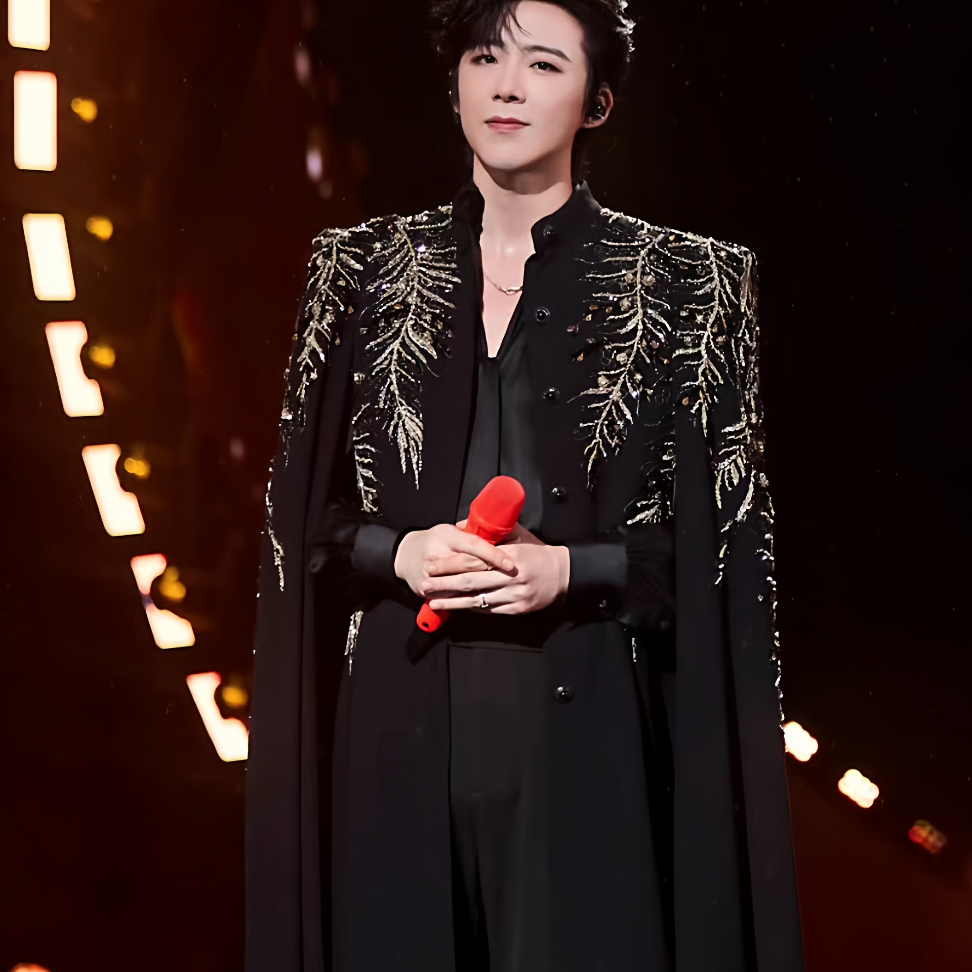 刘宇宁同款英伦宫廷刺绣斗篷西装