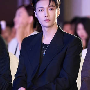 黑色气质短款 修身 小西装 韩版 垫肩痞帅夹克外套 男士 张艺兴明星同款