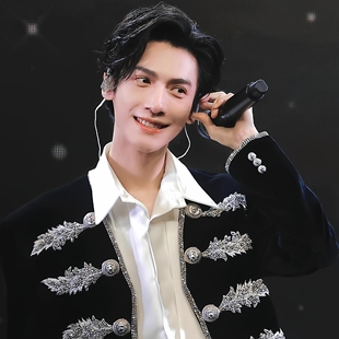 丝绒西装 短款 重工羽毛设计感气质百搭外套潮 宫廷装 罗云熙明星同款