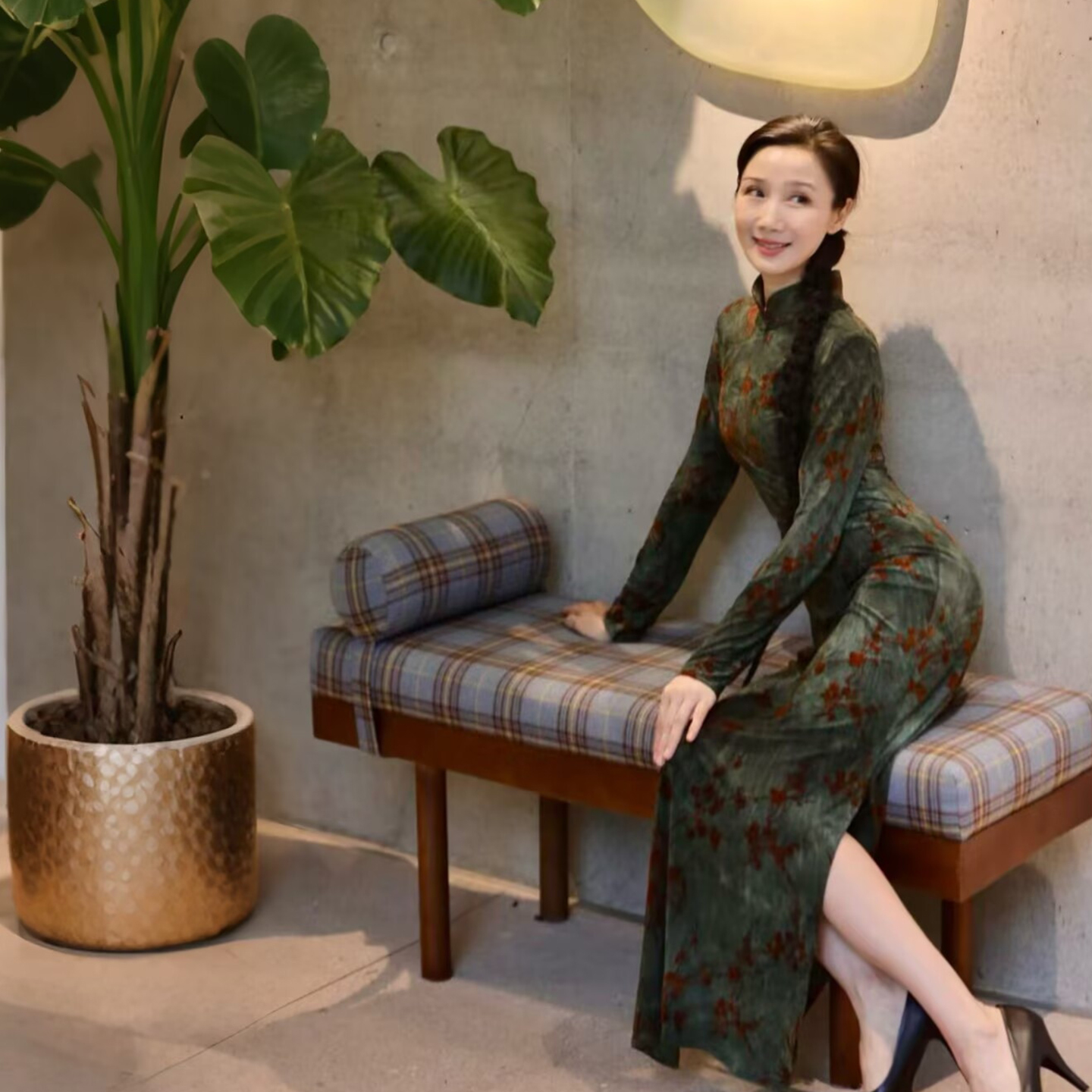 此岸歌声*原创设计店-绿调雕花丝绒长旗袍  十轮霜影