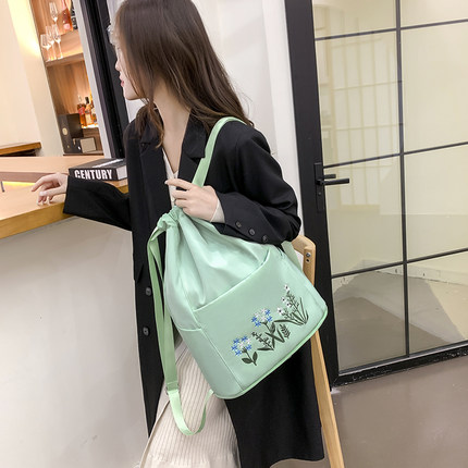 新款双肩包女时尚包包绣花包民族风束口袋干湿分离简约休闲旅行包