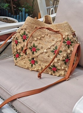 新款草编包包拉菲草手工编织立体玫瑰花单肩斜挎大容量度假沙滩包