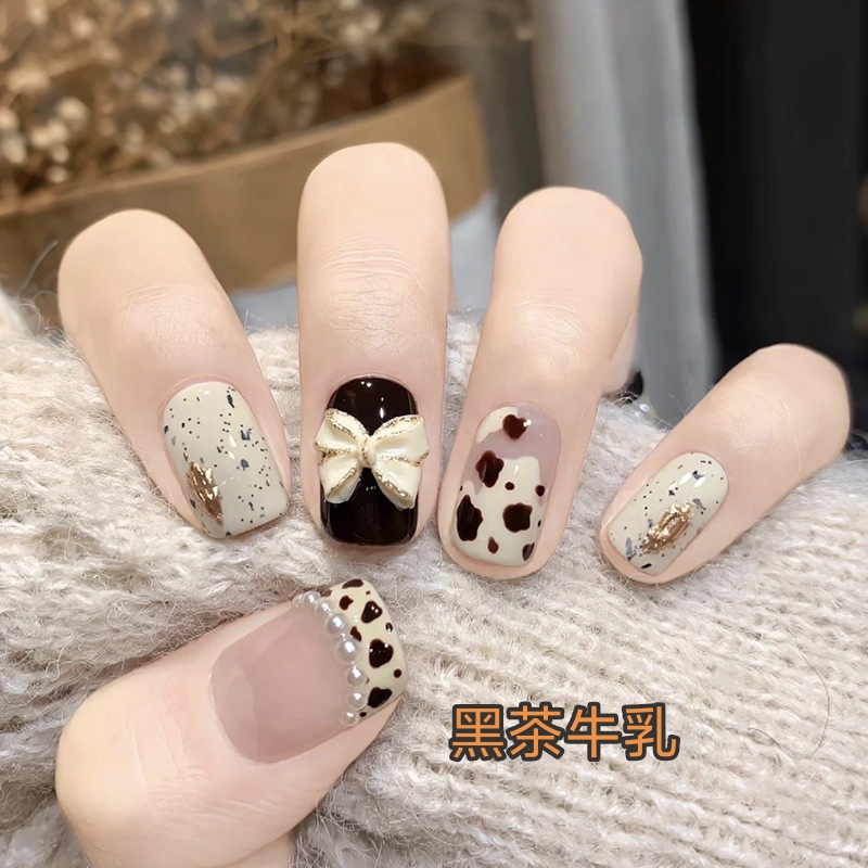 【黑茶牛乳】秋冬晕染奶牛纹蝴蝶结珍珠豹纹美甲显白高级感指甲贴