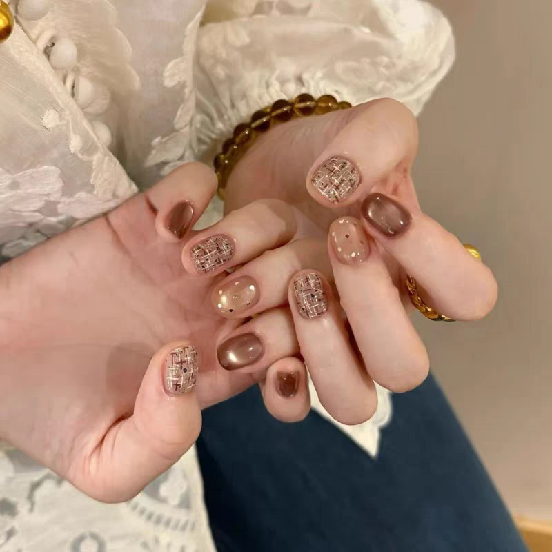 手工穿戴甲咖色格纹秋冬巧克力玻璃珠猫眼小香风指甲贴片高级感