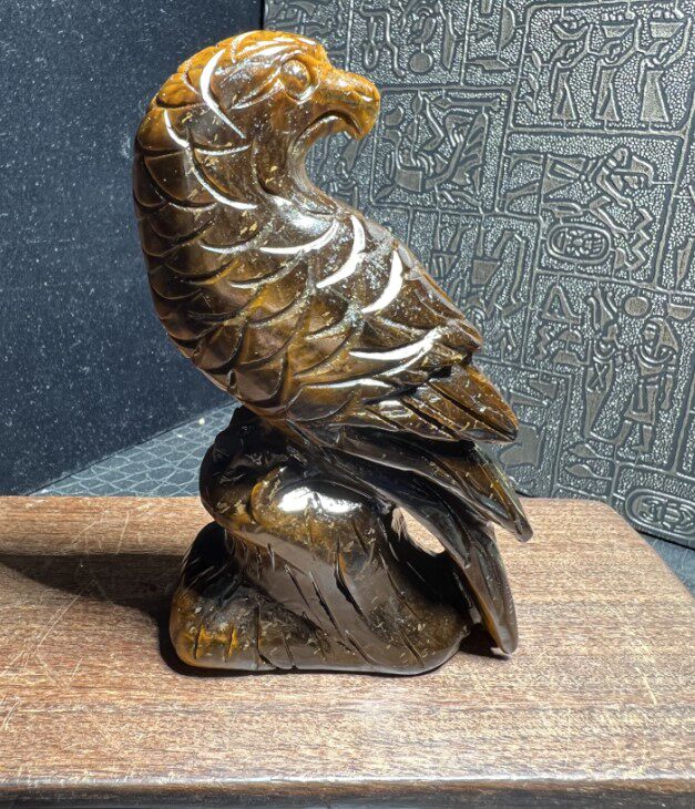 천연 노란색 호랑이 눈 돌 앵무새는 영웅적이고 특별합니다