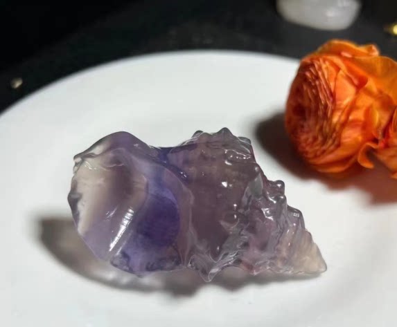 천연 보라색 형석 조가비 조각된 절묘하고 아름다운 크리스탈 새 제품