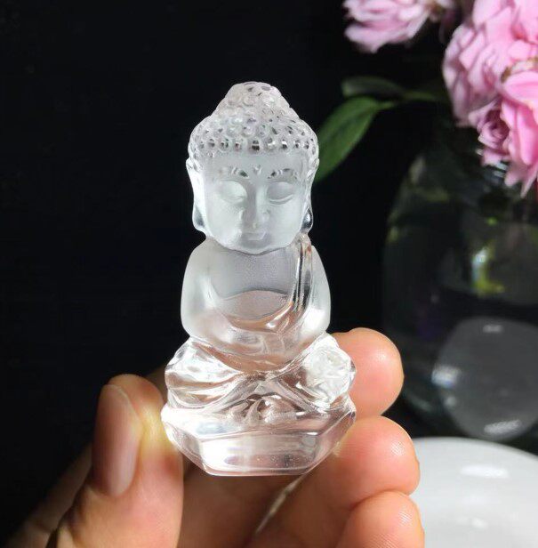 순수한 크리스탈과 절묘한 조각으로 이루어진 천연 화이트 크리스탈  부처님 작은 장식품