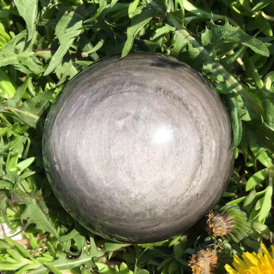 여러 개의 눈을 가진 천연 은수정구슬