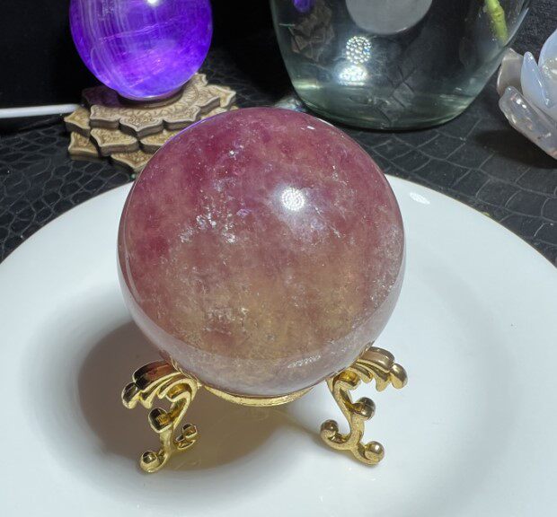 아름다운 투명한 색상을 지닌 천연 보라색 노란색 형석 수정구