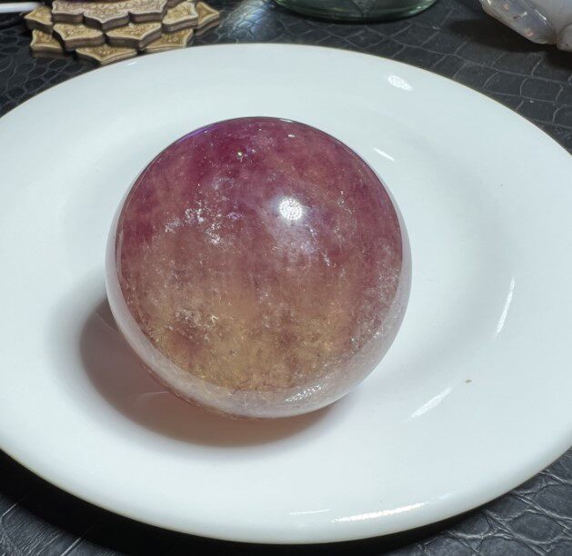 아름다운 투명한 색상을 지닌 천연 보라색 노란색 형석 수정구