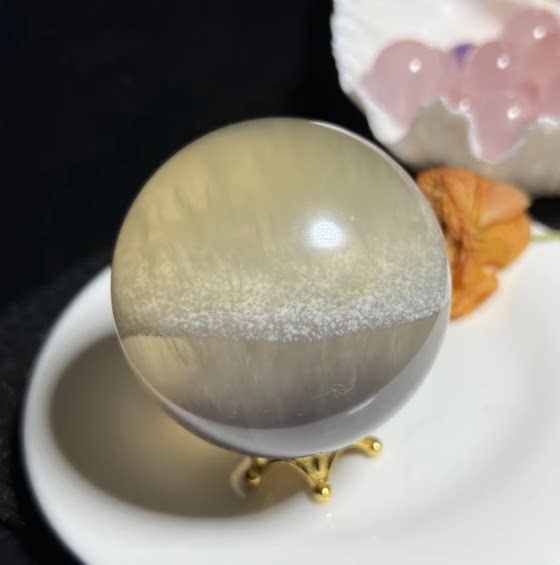 천연 회색-노란색 형석 수정구는 별처럼 아름답고 투명합니다